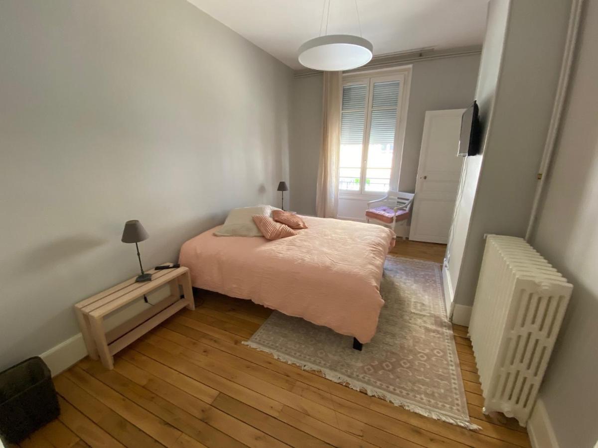 Grand Appartement De Caractere Au Coeur De Ville Moulins  Exterior foto